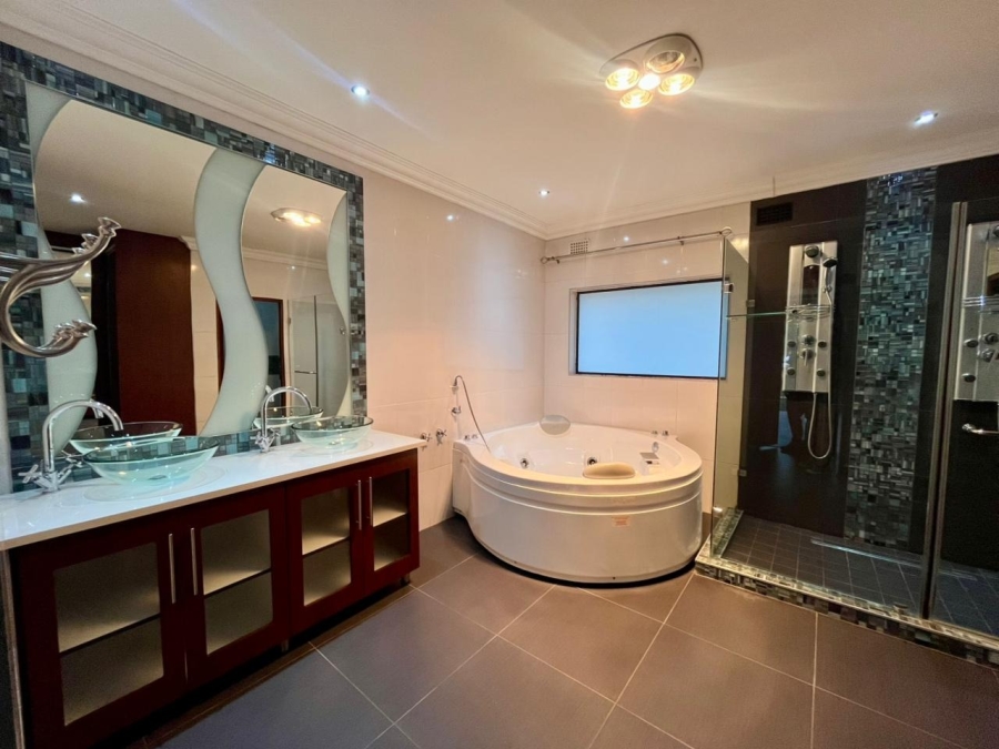 5 Bedroom Property for Sale in Safari Gardens North West